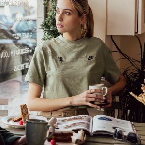 T-shirt Crop Nike Oil Green – Mulher